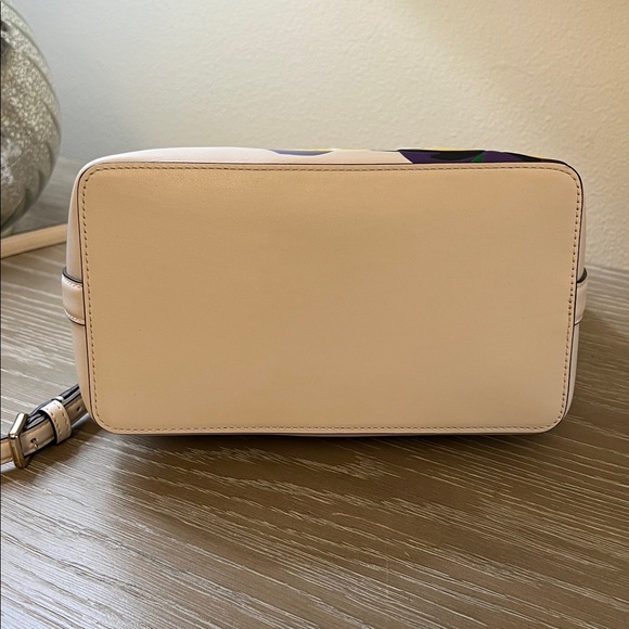 Kate Spade New York Reegan Pansy Toss Bucket Bag. - Picture 8 of 12